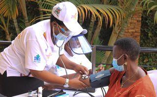 乌干达社区工作者测量血压